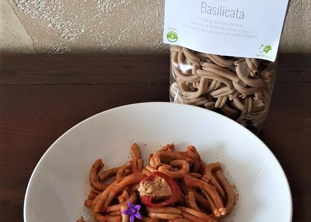 Schianatelle Pasta Live con sugo di pomodoro e peperoncini piccanti ripieni