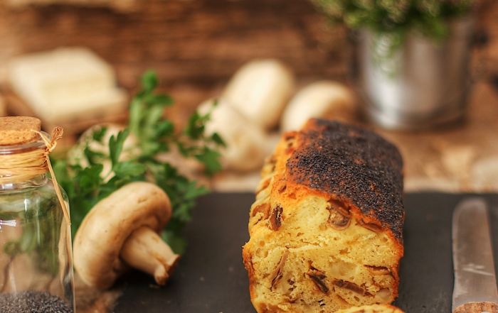 Plumcake ai funghi con caprino fresco e semi di papavero